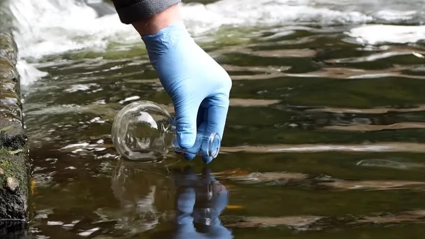 采集河流中的鹵代烴水樣